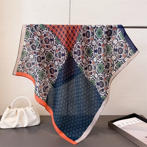Carré en coton et lin à chevrons multicolore avec motifs floraux et design géométrique