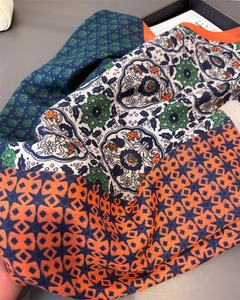 Gros plan détaillé du foulard en soie rétro aux motifs floraux et drapé élégant