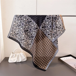 Carré de soie chic au motif chevrons avec un design élégant de patchwork multicolore