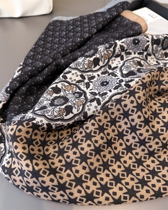 Gros plan d'un foulard à motifs géométriques et floraux au design rétro élégant