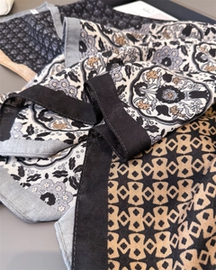 Détail d'un foulard en soie vintage avec motifs mandala et imprimés géométriques fins