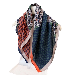 Écharpe bohème en mélange coton-lin avec imprimé floral géométrique multicolore