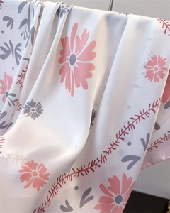 Detailansicht eines Premium-Seidenschals mit elegantem Blumendruck und Rollsaum