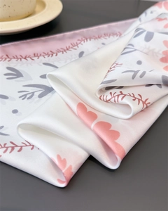 Detailansicht des bedruckten Satin-Seidenschals mit eleganten Blumenmustern
