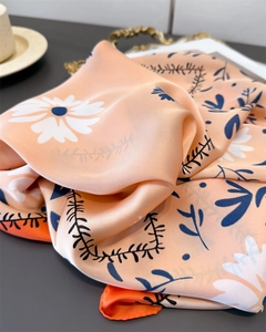 Detail eines Seidenschals mit Pfirsich-Satin-Stoff und weißen Gänseblümchen-Drucken
