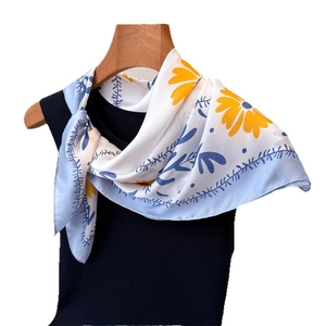 Eleganter weißer Seidenschal mit Sonnenblumenmuster und blauen Blättern