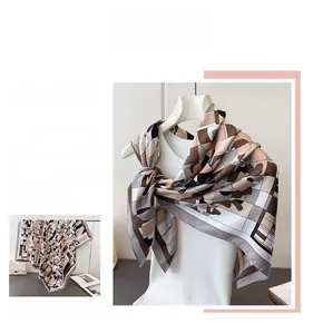 Détail d'un foulard en soie avec motifs géométriques et imprimés floraux abstraits