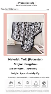 Détail du foulard géométrique 90x90cm montrant la matière et conseils d'entretien