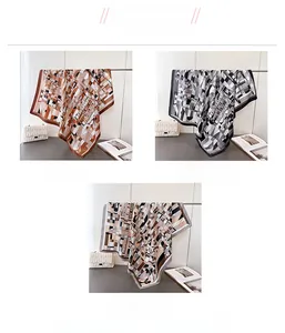 Détail d'un foulard effet soie avec motifs floraux géométriques et imprimé à carreaux