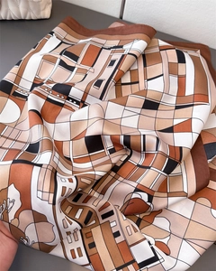 Vue détaillée d'un foulard en soie à imprimé floral géométrique et texture soyeuse