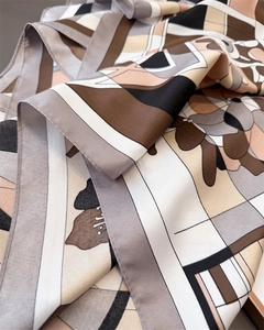 Détail d'un foulard en soie de qualité avec motifs floraux géométriques et sergé