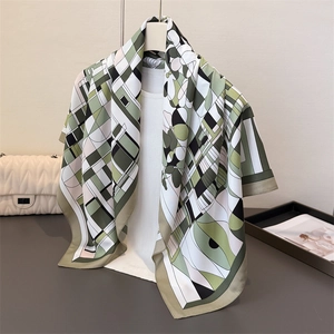 Détail d'un foulard en soie avec motifs géométriques verts et imprimé floral abstrait
