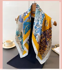 Détail d'un foulard en soie synthétique imprimé avec motifs floraux sur un cintre