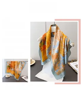 Détail d'un foulard en soie à imprimé abstrait montrant sa texture lisse et son drapé
