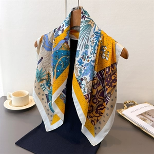 Élégant foulard en soie à imprimé floral tropical et singe sur un cintre en bois