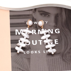 Boucles d'oreilles pendantes en perles baroques irrégulières avec détails dorés élégants