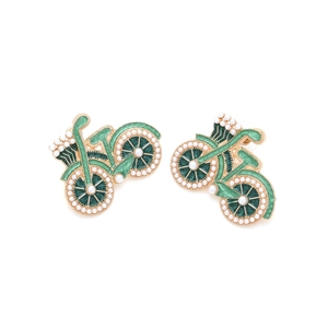 Vue détaillée de boucles d'oreilles vélo en émail vert avec perles et plaqué or