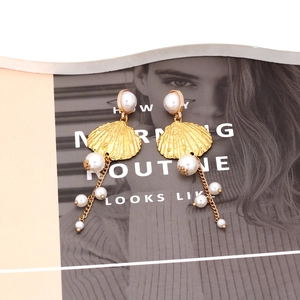Orecchini a conchiglia dorata con nappe di perle in un elegante stile magazine