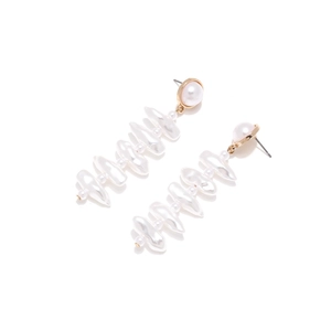 Boucles d'oreilles pendantes en perles baroques avec des accents en métal doré