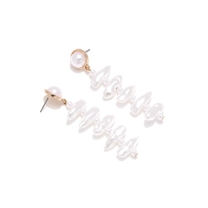 Boucles d'oreilles baroques avec perles blanches irrégulières et base en métal doré