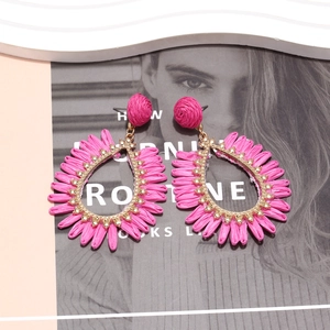 Boucles d'oreilles bohèmes en raphia rose fuchsia avec perles dorées pour vacances