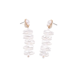 Détail de boucles d'oreilles en perles baroques avec métal doré et long design à franges