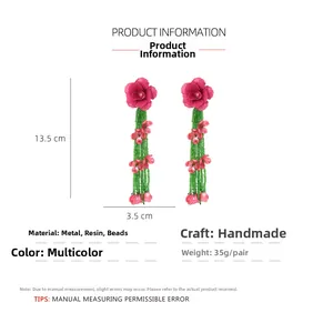 Vue détaillée des boucles d'oreilles fleuries faites main avec perles et roses