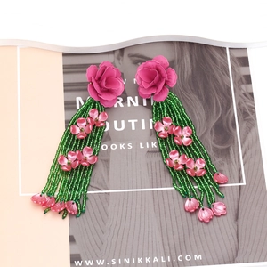Boucles d'oreilles fleuries faites main avec roses roses et pompons de perles vertes
