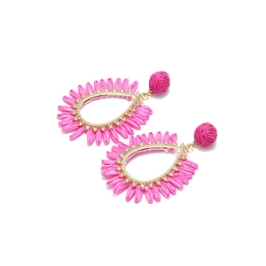 Boucles d'oreilles fleurs en raphia rose fait main avec cadre doré style bohème