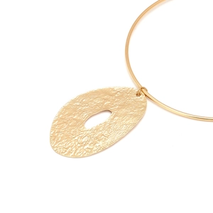 Minimalist gold alloy collar necklace featuring a large hammered textured oval pendant