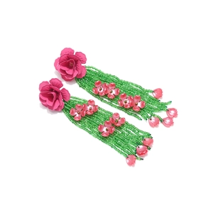 Boucles d'oreilles fleuries faites main avec fleurs roses et longs glands de perles vertes