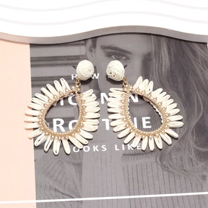 Boucles d'oreilles bohèmes faites main en raphia blanc avec base dorée et cristaux
