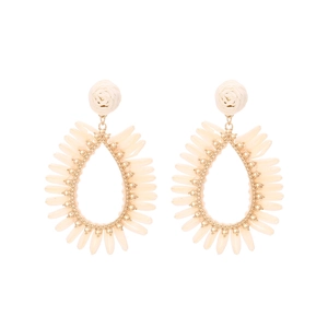 Boucles d'oreilles bohèmes en raphia en forme de goutte avec placage or et perles tressées