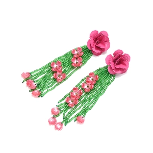 Boucles d'oreilles fleuries faites main avec pompons roses et verts pour les vacances