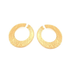 Vintage oversized gold-plated C-shaped earrings with unique hammered metal texture finish