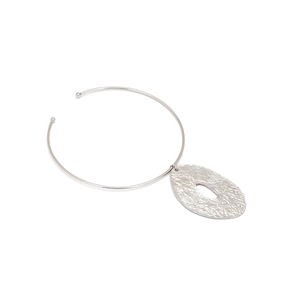 Detailed view of silver-tone collar necklace featuring a hammered hollow oval pendant