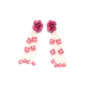 Détails de boucles d'oreilles fleuries faites main avec perles et longs pompons