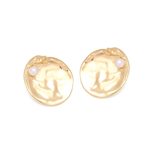 Details unregelmäßiger goldener Ohrstecker mit feiner Textur und weißen Perlen