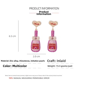 Détail des boucles d'oreilles bouteille avec strass roses et perles et dimensions