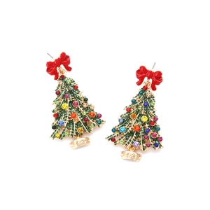 Boucles d'oreilles sapin de Noël avec cristaux colorés et nœud rouge sur fond blanc
