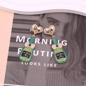 Boucles d'oreilles bouteille vodka avec cœur et nœud, perles et strass colorés