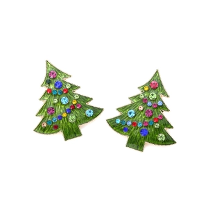 Détail de boucles d'oreilles sapin de Noël avec strass colorés et finition émaillée
