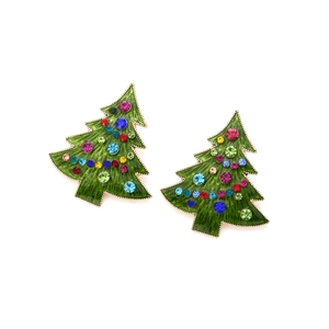 Boucles d'oreilles sapin de Noël en émail vert et strass colorés sur fond blanc