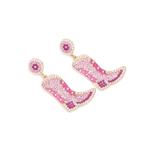 Détail des boucles d'oreilles bottes de cowboy avec strass roses et perles blanches