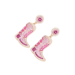 Détail de boucles d'oreilles bottes de cowboy avec strass roses et petites perles