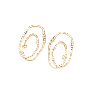 Détails des boucles d'oreilles créoles dorées martelées avec strass brillants