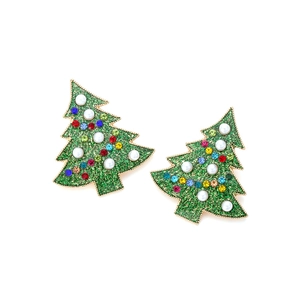 Détail de boucles d'oreilles sapin avec paillettes vertes, strass colorés et perles