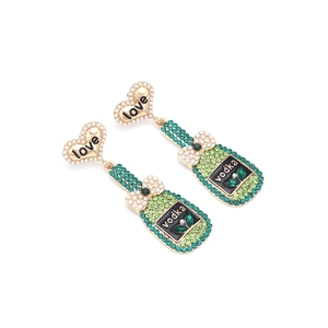 Détail de boucles d'oreilles cœur et bouteille vodka avec strass bleu sarcelle