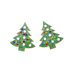 Détail de boucles d'oreilles sapin de Noël avec paillettes vertes, strass et perles