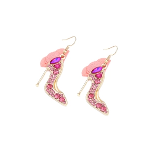 Détail de boucles d'oreilles talons hauts avec cristaux roses et tulle rose